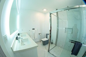 Dusche, Haartrockner, Handtücher, Seife