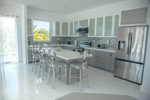 Microondas, horno, placa de cocina y lavavajillas