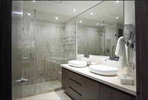 Shower, hair dryer, towels, soap - Playa Royale 3 Bedroom / 3 Bathrooms condo 3506 (Nuevo Vallarta)