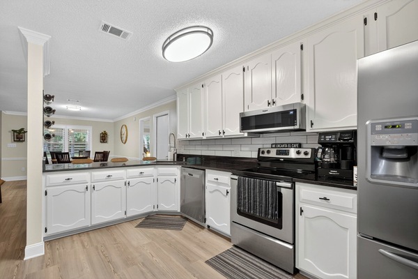 Kjøleskap, mikrobølgeovn, ovn og kokeplater