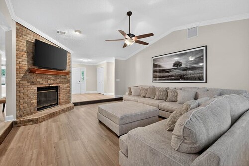 3BR Retreat w/ Firepit + Big Garden | Washer/Dryer