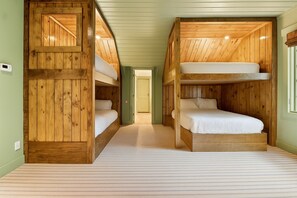 4 bedrooms, desk, WiFi, bed sheets