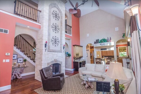 Smart-TV, peis og bøker