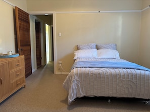 Iron/ironing board, bed sheets