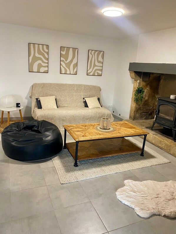 Televisión y chimenea 