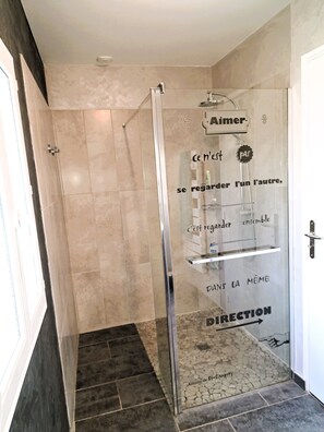 Dusche, Haartrockner, Handtücher