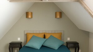 2 soverom, skrivebord, strykejern/-brett og reiseseng for barn