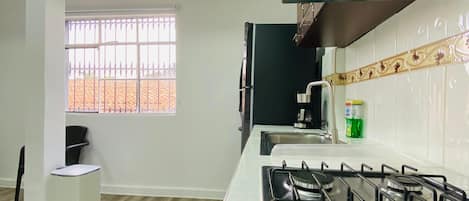 Geladeira, micro-ondas, cooktop, cafeteira/chaleira