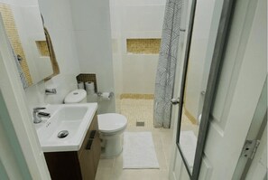 Shower, towels, soap, toilet paper - Building 6-413 (Cali)