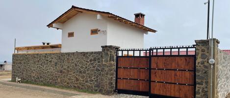 Vista frontal de la propiedad