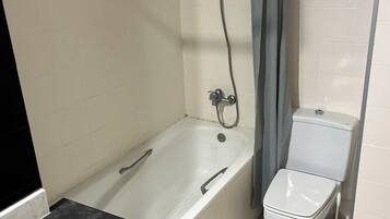 Een haardroger, handdoeken, zeep, toiletpapier