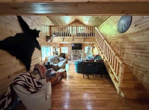 Cozy Cabin Retreat Pond & Trails – Nature Awaits!