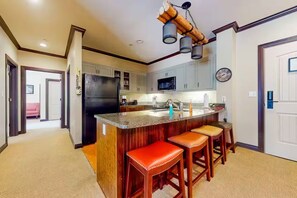 Micro-ondes, four, plaque de cuisson, lave-vaisselle