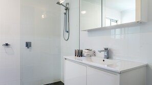 Shower, hair dryer, towels