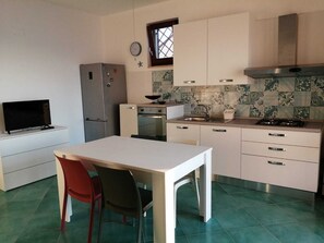 Frigorifero, forno, piano cottura, macchina per tè/caffè