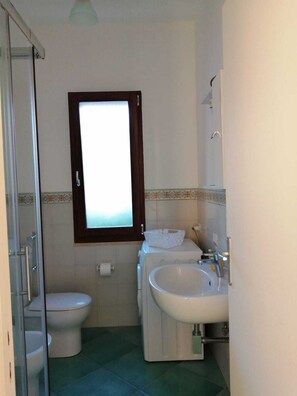 Asciugacapelli, bidet, asciugamani, sapone