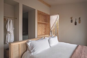 2 bedrooms, desk, travel cot, free WiFi