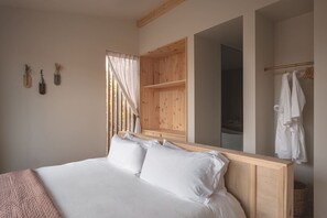 2 habitaciones, escritorio y tabla de planchar con plancha