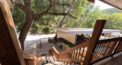 Frio Riverfront - Peanut's Penthouse - VacationFrioRiver com Sleeps 9