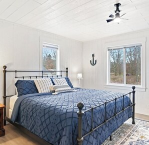 3 chambres, fer et planche à repasser, lit de bébé portatif