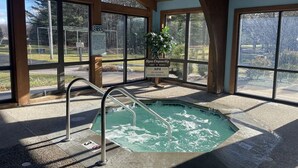 Una piscina interior con capacidad para 4 personas en el spa y prohibición de menores de 6 años.