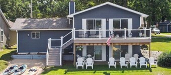 Blue Bungalow - Charming Lakefront Cottage on Canadian Lakes - Sleeps 8