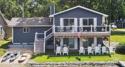 Blue Bungalow - Charming Lakefront Cottage in Canadian Lakes - Sleeps 8