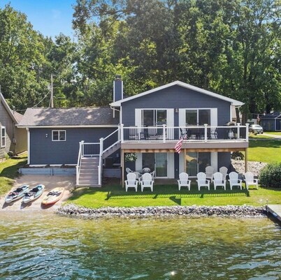 Blue Bungalow - Charming Lakefront Cottage on Canadian Lakes - Sleeps 8