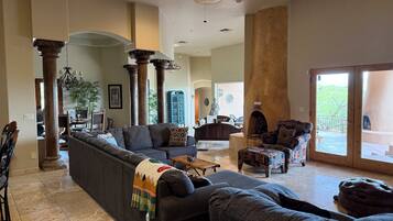 TV connectée, cheminée, jeux vidéo, lecteur de DVD