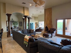 Smart TV, chimenea y oficina 