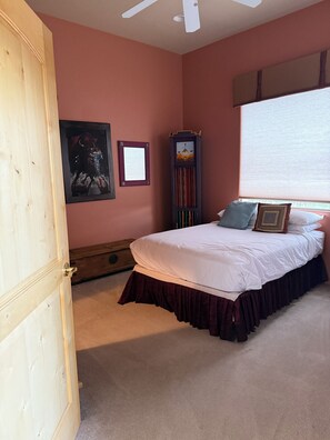 4 bedrooms, desk, free WiFi, bed sheets