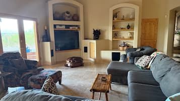 Smart TV, chimenea, videojuegos y reproductor de DVD