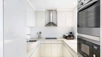 Full-size fridge, microwave, oven, dishwasher