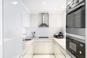 Full-sized fridge, microwave, oven, dishwasher