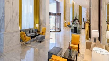 Coin salon dans le hall