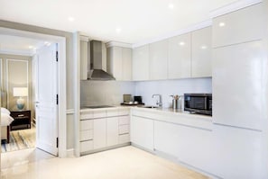 Full-sized fridge, microwave, oven, dishwasher