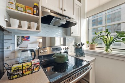 Bright & Modern Condo By Yale 3 Bedrooms,GYM, AC, Prime Location