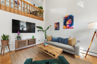 Bright & Modern Condo By Yale 3 Bedrooms,GYM, AC, Prime Location