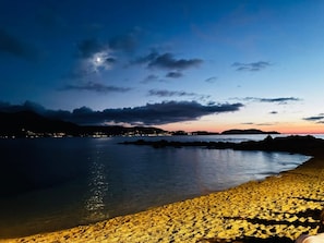 På stranden