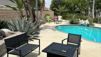 Alberca al aire libre y alberca climatizada