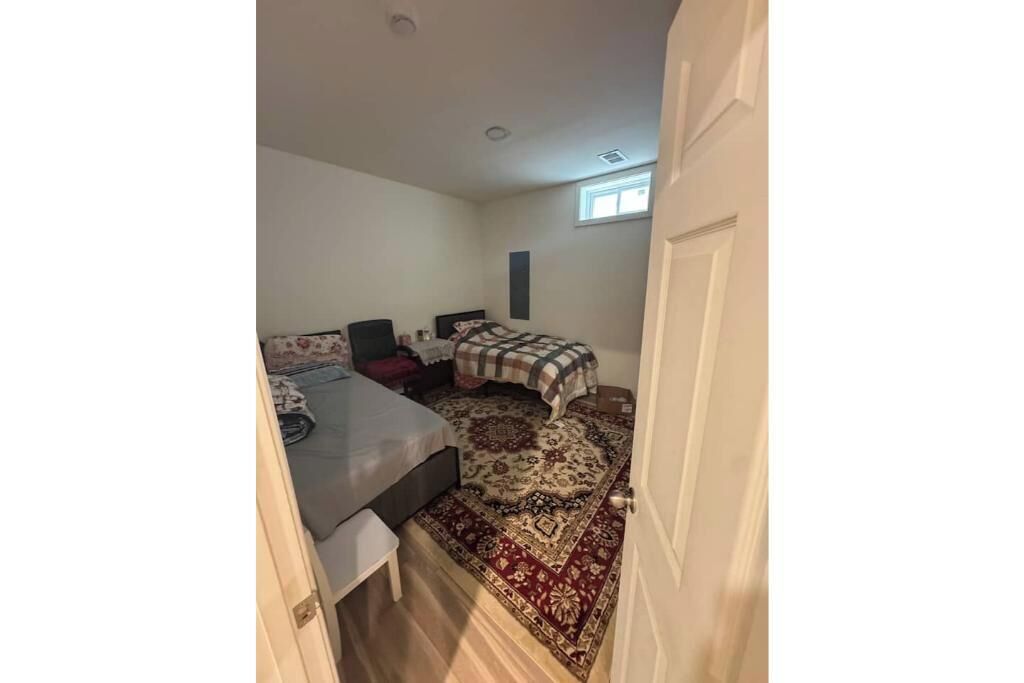 2 bedrooms, iron/ironing board, internet, bed sheets