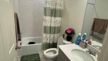 Een haardroger, handdoeken, zeep, toiletpapier