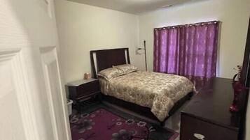 2 slaapkamers, een strijkplank/strijkijzer, internet, beddengoed