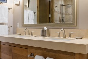 Sèche-cheveux, serviettes fournies, savon, papier toilette