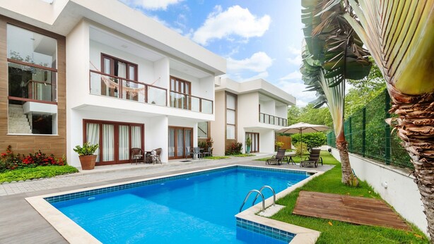 A modern two-story house with a swimming pool, outdoor seating, and a well-maintained garden. - House w/ Pool 180m From Beach in Arraial Pbr0003 (Porto Seguro)
