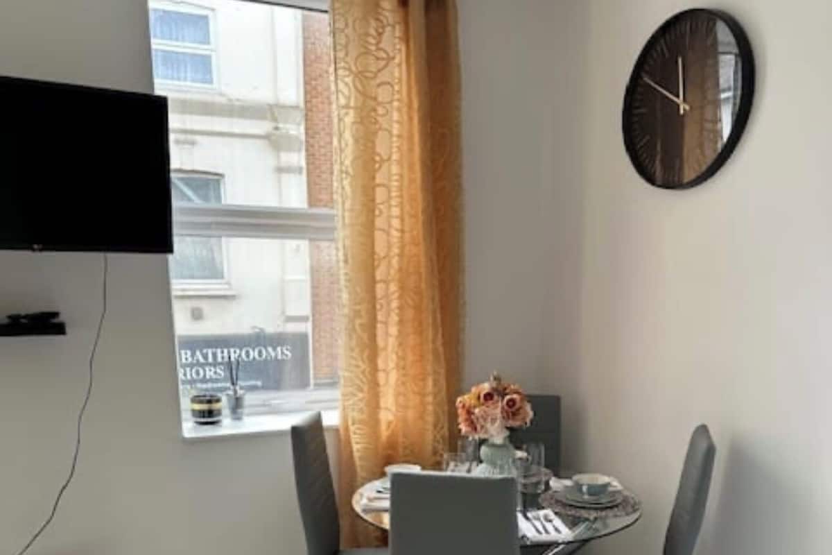 Apartment, City View | In-room dining