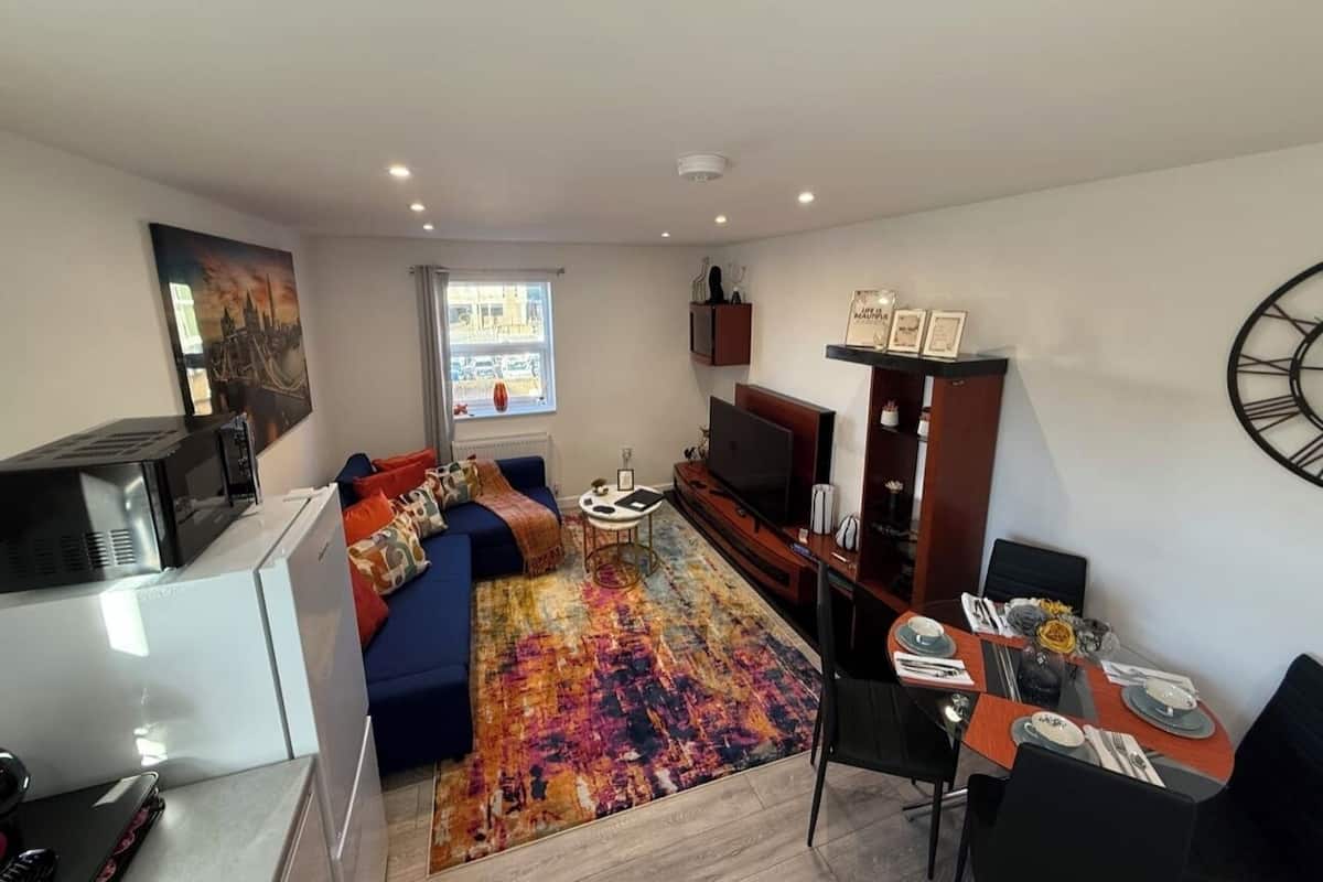 Apartment, City View | Living area