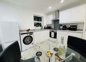 Private kitchen - Market Street in Watford by Prime Stay (Watford)