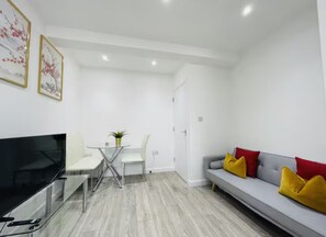 Apartamento, vista para a cidade | Área de estar