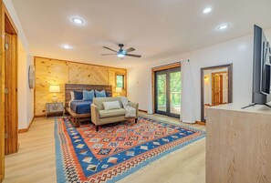 6 bedrooms, desk, travel crib, WiFi